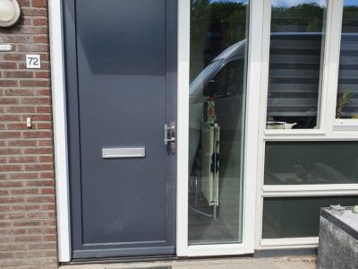 Kunststofkozijn4U Kunststof kozijnen - kunststof voordeur met zijlicht in Steenwijk